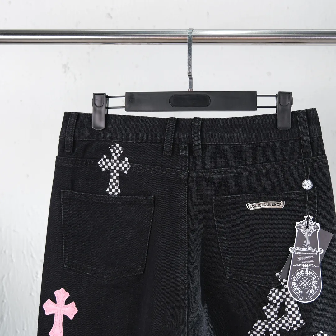 P280 (top version) Chrome hearts new city-limited flame plaid black and pink jeans Chrome hearts city-limited jeans Hardware customization Original development vintage levis American-made 501 black and gray base remake Levi's American-made 501 base imported sheepskin 925 silver remake [Top heavy industry fashion design] Consistently high-street luxury style. Speaking of this style, the Zangyin family and GU family are definitely the leading representative brands. Especially the Zangyin family has really achieved a state-of-the-art effect in creating high-street style. The unique washed material is used to create this style. The color system is already quite eye-catching. After it is decorated with patchwork cross flowers, it cleverly highlights the charm of the brand. Secondly, this style uses classic The high-waist cutting design highlights the long legs and fashionable temperament of the upper body. The brand is highly recognizable and the slim fit configuration is more suitable for daily wear. It is a product that interprets personality, fashion, and specifications at a glance. This single product is enough to make any fan excited. It can be a white T-shirt for a youthful college style, or a tight suspender for a royal style. It has strong matching ability and can be easily controlled by men.  [Materials and craftsmanship] Needless to say, this point goes without saying. As an excellent craftsman brand, Zangyin’s requirements for details and craftsmanship are really perfect. The washed color of this model has gone through so many processes, not to mention the embellishment of denim appliques. It is also purely hand-made and sewn. Just like what they believe in, only hand-made things have soul and have the meaning of wear. A top-notch heavy-duty fashionable denim item, I look forward to your perfect interpretation! !  Color: Black Size: S M L XL